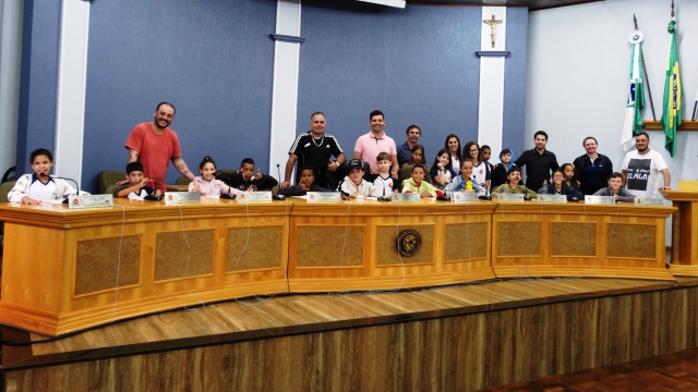 ALUNOS DO QUINTO ANO DA ESCOLA PROFESSOR EBEHARDO VISITAM A CÂMARA DE MATELÂNDIA.