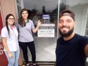 Andrea e Cleiton visitaram o comércio de Agro-Cafeeira com Projeto do Autismo.