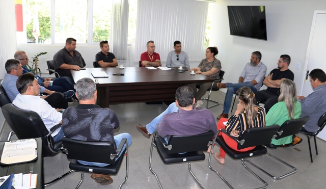 Chefe do Núcleo de Educação esteve reunida com prefeito e vereadores.