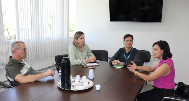 Coordenador da CAIXA Carlos, vereadora Marenilce, prefeito Maximino e vice Rozani estiveram reunidos.