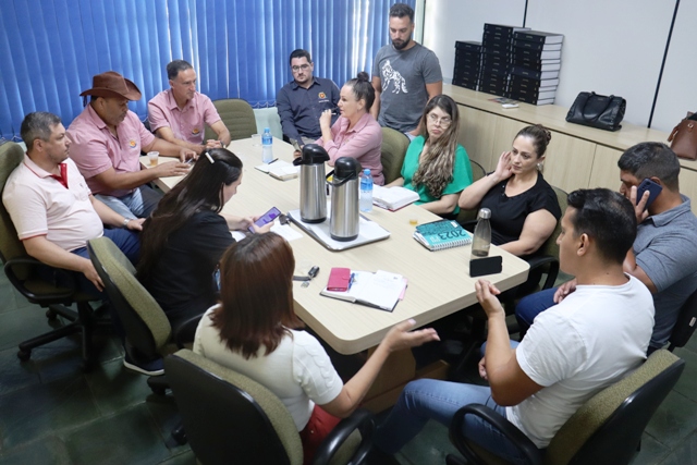 Karla da Vigilância Sanitária e Matheus do setor de Tributação se reuniram com vereadores.