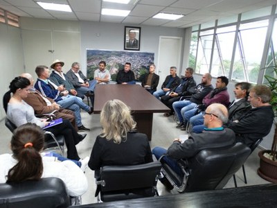 Legislativo, Executivo, Comerciantes e Agricultores reunidos para discutir situação do Banco do Brasil.