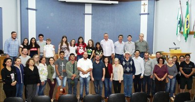 Membros da Igreja Verdade que Liberta visitaram e oraram pelo legislativo.