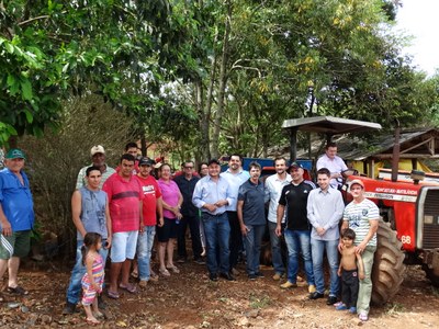 Município entrega trator e equipamentos à comunidade da Picada Benjamin