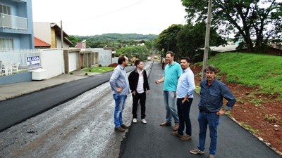 Obras de asfaltamento prosseguem em Matelândia.