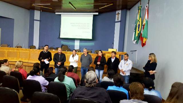 Palestra sobre capacitação em boas práticas de manipulação de alimentos aconteceu na Câmara.