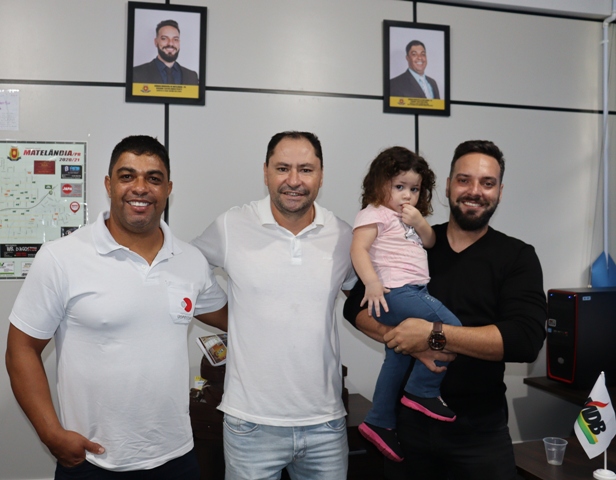 Paulo e Cleiton recebem visita de Edson Belo.