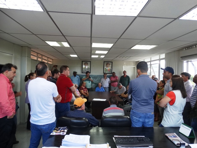 População reunida no gabinete do prefeito.