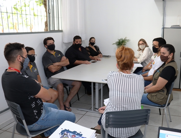 Presidente Celso Gregório e vereadores participam de reunião na Secretaria de Indústria e Comércio.