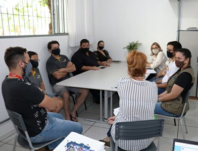 Presidente Celso Gregório e vereadores participam de reunião na Secretaria de Indústria e Comércio.