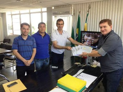 Presidente do Legislativo acompanha entrega de pedidos do município ao Governo Estadual.