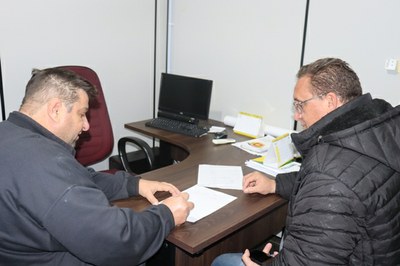Presidente do Legislativo Bedéco recebe Diretor de Trânsito em seu gabinete.