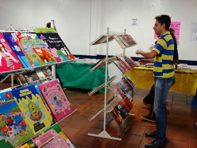 PRESIDENTE DO LEGISLATIVO GABRIEL CADINI VISITOU FEIRA DO LIVRO DO COLÉGIO EUCLIDES DA CUNHA