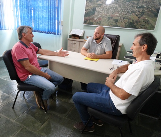 Presidente Rafael recebe visitas em gabinete.