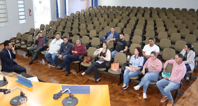 Promotor Público esteve em reunião com vereadores e prefeito.