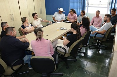 Reunião entre vereadores e Secretaria de Assistência Social ocorreu na manhã de segunda-feira (15).