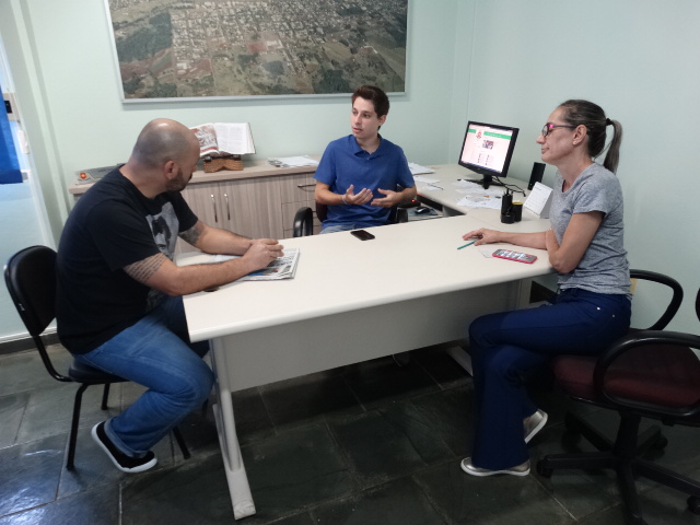 Diretora do CEEBJA de Matelândia Laudirene Batistela, esteve no gabinete do Presidente da Câmara de Vereadores Gabriel Cadini, juntamente com o Jurídico da Câmara Dr. Rodrigo para viabilizar um sessão itinerante para os alunos da escola. 