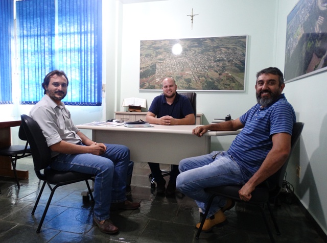 Secretário de Agricultura visita presidente Rafael.