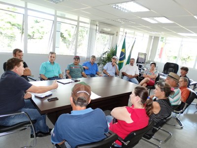 Vereador acompanha comunidade da Vila Esmeralda em reunião com o Executivo.