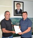 Vereador Aldair entrega pedido de moradores ao prefeito.