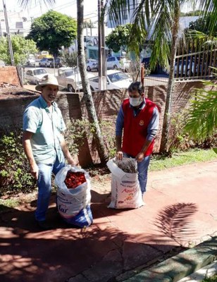 Vereador Antonio Pizoni entrega sementes ao Horto Municipal.