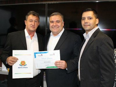 Vereador Jebson Bózio acompanhou entrega de premiação a Agência do Trabalhador de Matelândia.