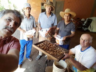 Vereador Toninho entrega sementes ao Horto Municipal.