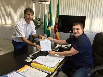 Vereador Toninho entregou reivindicações da Comunidade Dalazém.