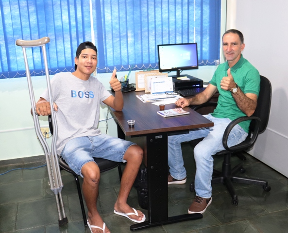 Vereador Uni recebe visita em seu gabinete.