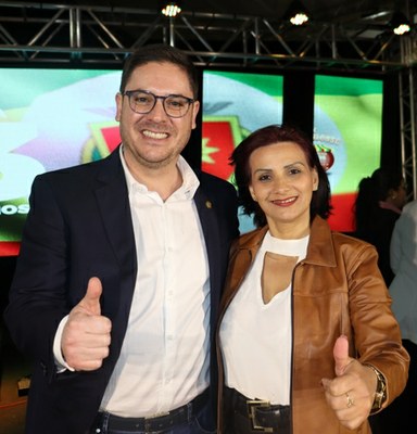 Vereadora Marenilce Mezzomo com o Deputado Matheus Vermelho.