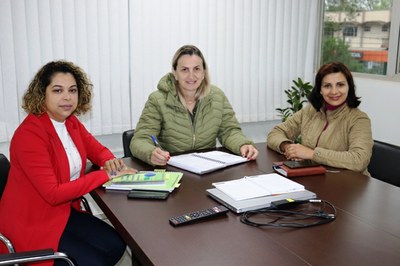 Vereadora Marenilce Mezzomo participa de reunião com o Executivo.