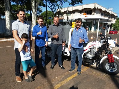 Vereadores acompanham entrega de triciclo para pinturas de trânsito em Matelândia.