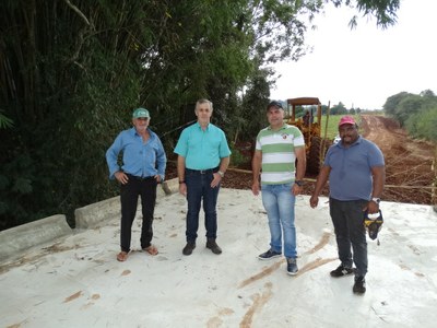 Vereadores acompanham obras da nova ponte do Rio Taquara.