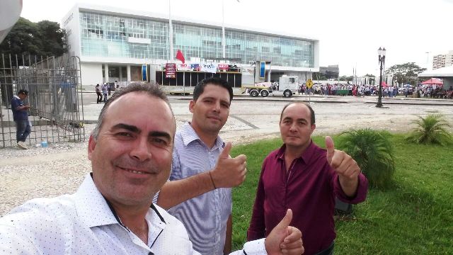 Vereadores Aldair e Jebson juntos com o vice-prefeito Enio em Curitiba.