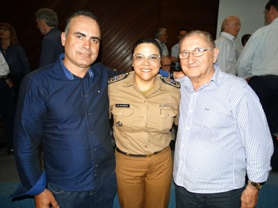 Vereadores com a primeira mulher a comandar a Polícia Militar do Paraná.