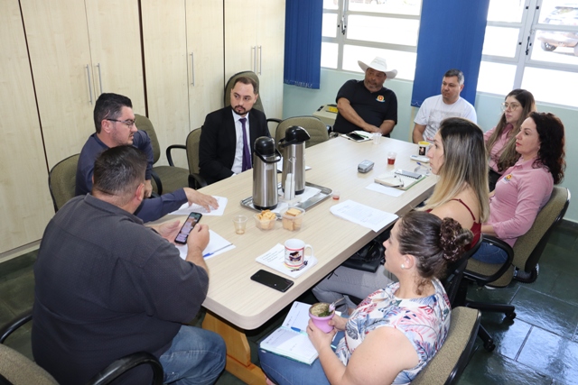 Vereadores e representantes do Sindicado dos Servidores estiveram reunidos com Secretário Dhonathan.