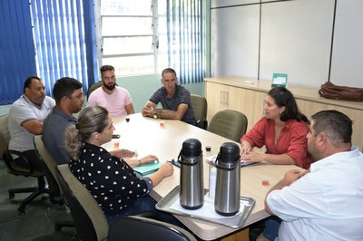 Vereadores e Secretária de Educação se reunem na Câmara.