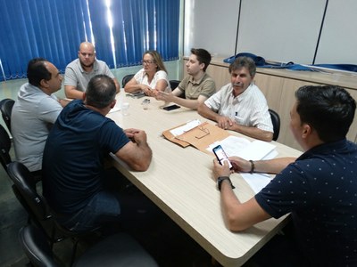 Vereadores e Secretário de Meio Ambiente discutem projetos.