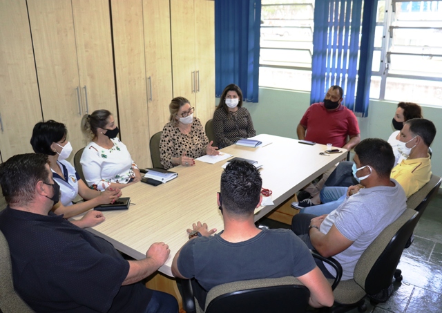 Vereadores estiveram reunião com Secretária de Administração.