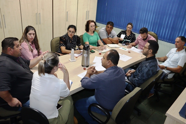 Vereadores estiveram reunidos com Secretário, Vice Prefeita e Engenheiro do executivo.