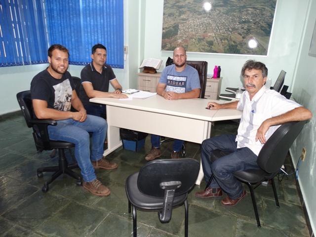 Vereadores fazem reunião e cobram de engenheiro agilidade para a construção de Casas na Vila Pasa.