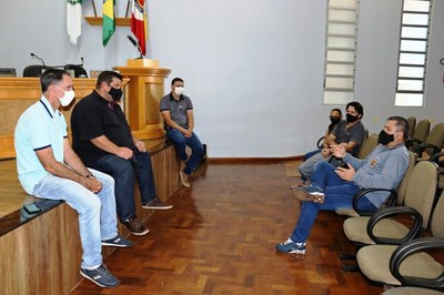 Vereadores fazem reunião para ouvir comerciantes do município.