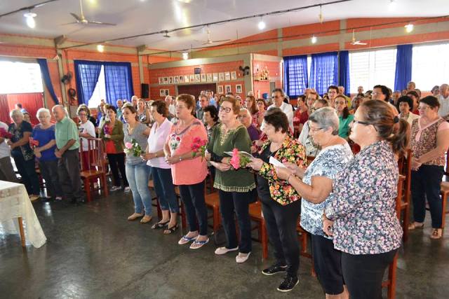 Vereadores Gabriel e Kika participaram de atividade do clube do vovô da Sede em homenagem as mães.