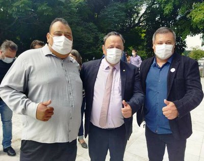 Vereadores Luizinho e Serjão com o Deputado Hussein..