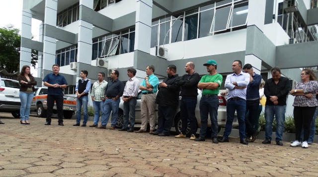 Vereadores participam de entrega de novo veículo para o gabinete