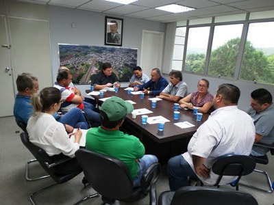 Vereadores participam de reunião com o Executivo.