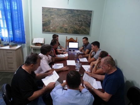 Vereadores reunidos para discutir o PPA e LDO.