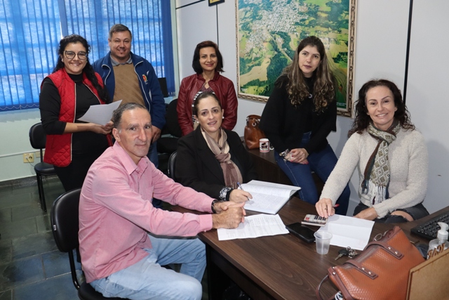 Vereadores reunidos discutem e analisam projetos antes do recesso.