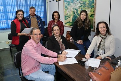 Vereadores reunidos discutem e analisam projetos antes do recesso.