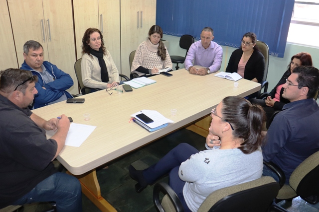 Vereadores se reúnem com Secretária de Educação.